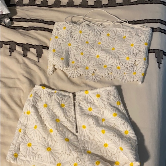 Daisy Two Piece Set - Picture 2 of 4